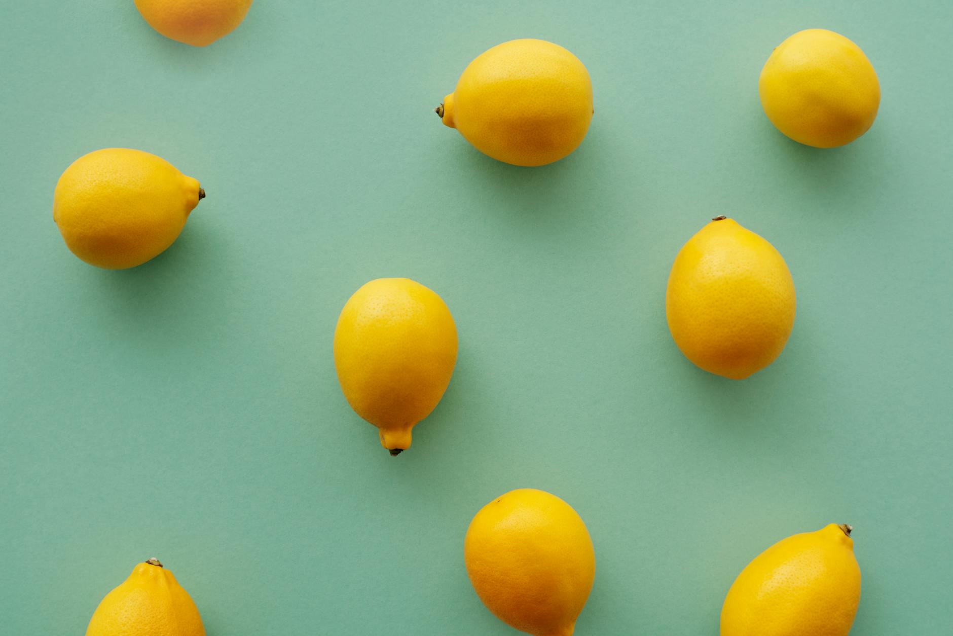 Deux femmes souriantes avec des tranches de citron, exprimant la joie et le plaisir partagé